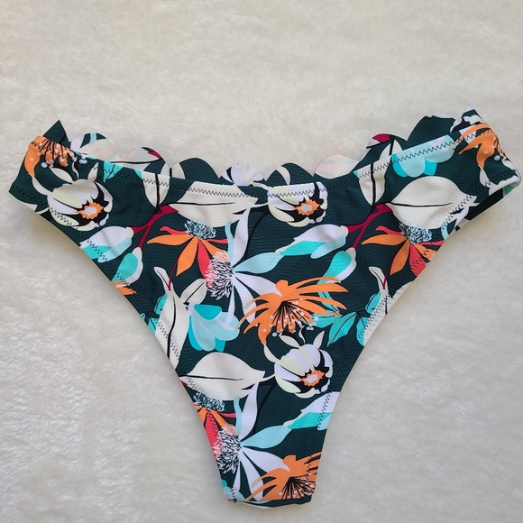 NWT Green and Floral Scalloped Cupshe Bikini - Picture 8 of 9